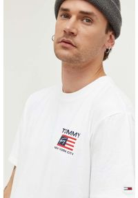 Tommy Jeans t-shirt bawełniany kolor biały wzorzysty. Kolor: biały. Materiał: bawełna. Długość rękawa: krótki rękaw. Długość: krótkie. Styl: klasyczny #3