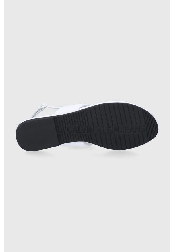 Calvin Klein Jeans sandały skórzane damskie kolor biały. Zapięcie: klamry. Kolor: biały. Materiał: skóra. Wzór: gładki. Obcas: na obcasie. Wysokość obcasa: niski