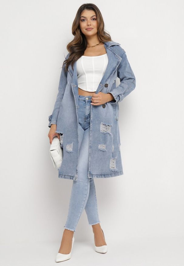 Born2be - Niebieska Długa Kurtka Jeansowa Płaszcz Denimowy z Przetarciami i Wiązanym Paskiem Arinvi. Kolor: niebieski. Materiał: jeans. Długość: długie. Wzór: aplikacja