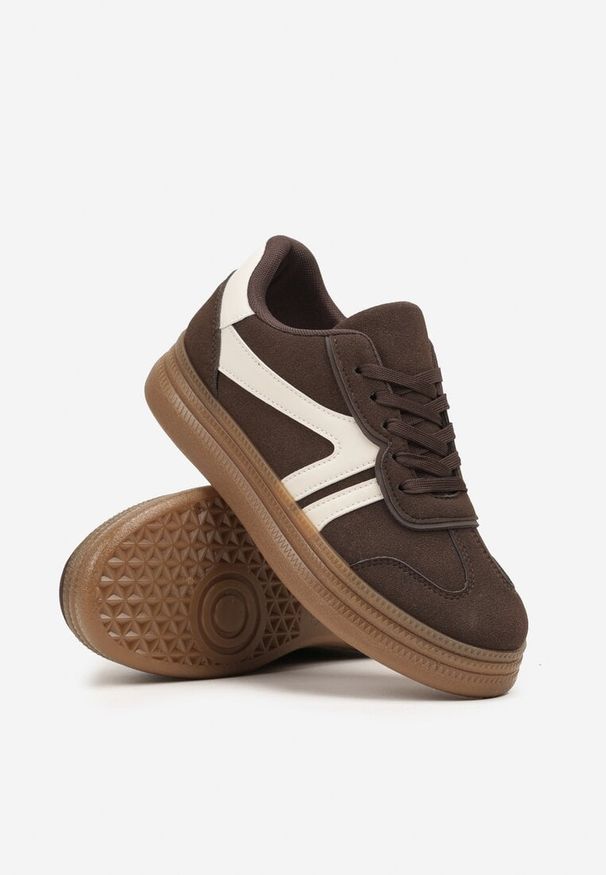 Renee - Brązowe Sneakersy Tenisówki Ozdobione Geometrycznym Wzorem Shie. Okazja: na co dzień. Kolor: brązowy. Materiał: jeans. Wzór: aplikacja, geometria