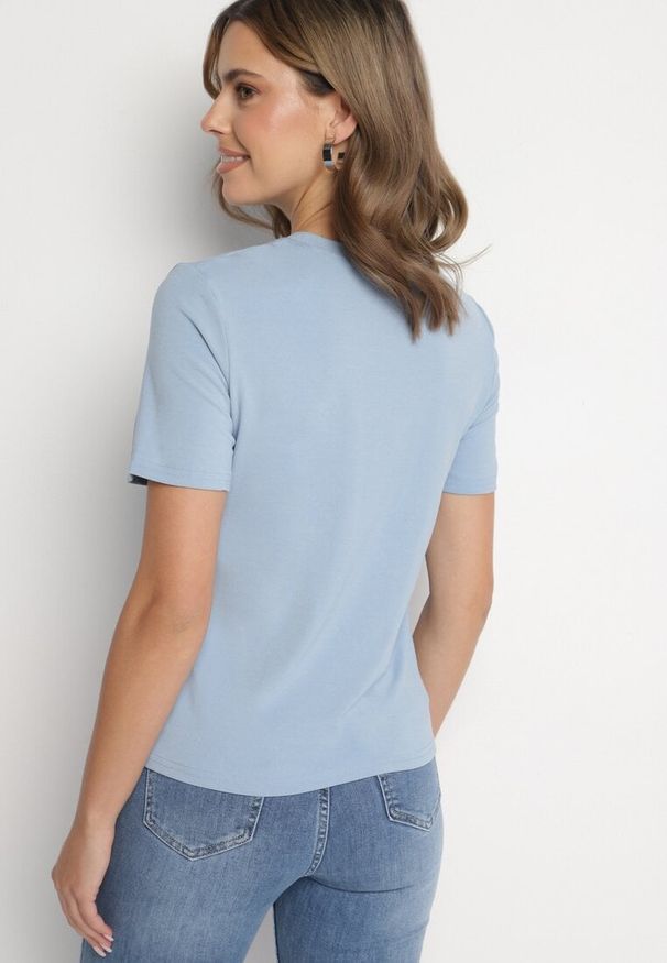 Born2be - Niebieski Wiskozowy T-shirt w Klasycznym Stylu Arivoria. Okazja: na co dzień. Kolor: niebieski. Materiał: wiskoza. Wzór: aplikacja, bez wzorów. Styl: klasyczny