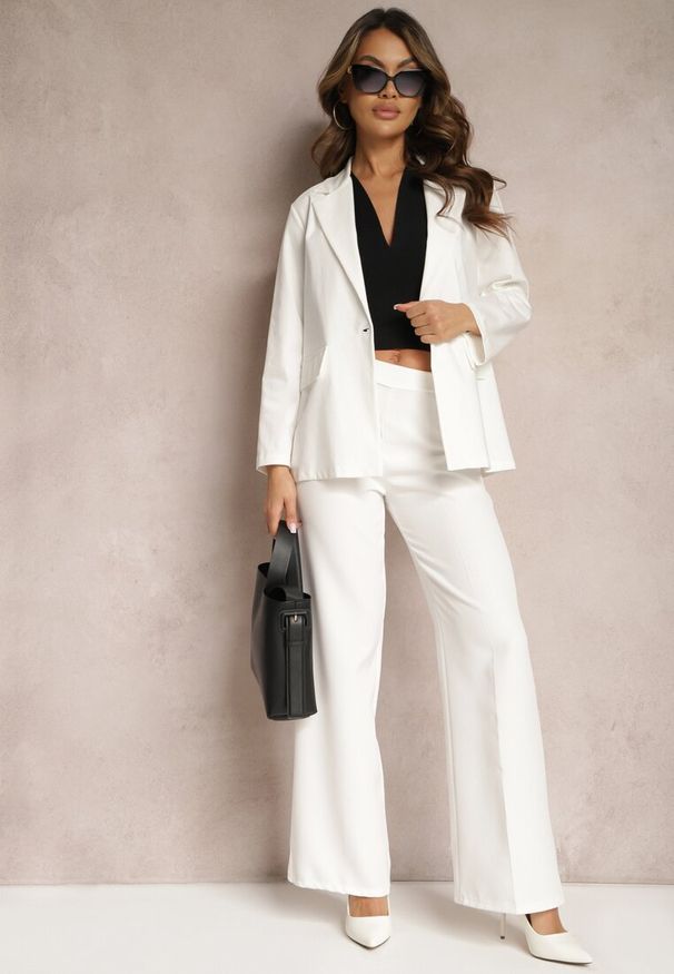 Renee - Biała Jednorzędowa Marynarka Klasyczna z Imitacją Kieszeni Racabba. Okazja: na co dzień. Kolor: biały. Materiał: jeans. Styl: klasyczny