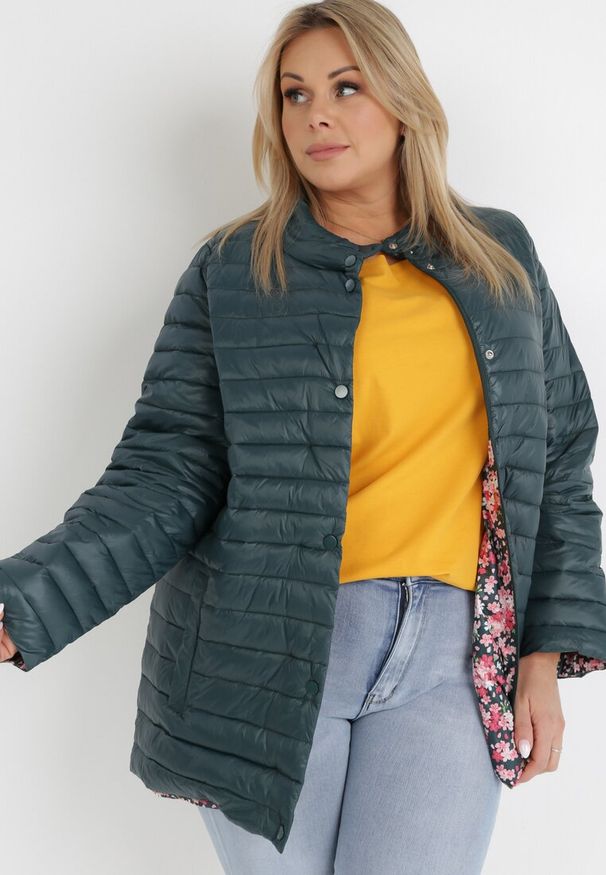 Born2be - Ciemnozielona Kurtka Elanassa. Typ kołnierza: kołnierzyk stójkowy. Kolekcja: plus size. Kolor: zielony