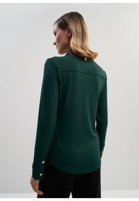 Ochnik - Ciemnozielona elastyczna koszula damska. Typ kołnierza: kołnierzyk klasyczny. Kolor: zielony. Materiał: wiskoza. Długość: długie. Styl: klasyczny
