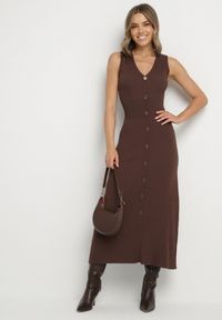Born2be - Brązowa Wiskozowa Sukienka o Taliowanym Kroju Bez Rękawów Zdobiona Guzikami Esinea. Okazja: na co dzień. Typ kołnierza: dekolt w serek. Kolor: brązowy. Materiał: wiskoza. Długość rękawa: bez rękawów. Wzór: aplikacja. Styl: casual #6