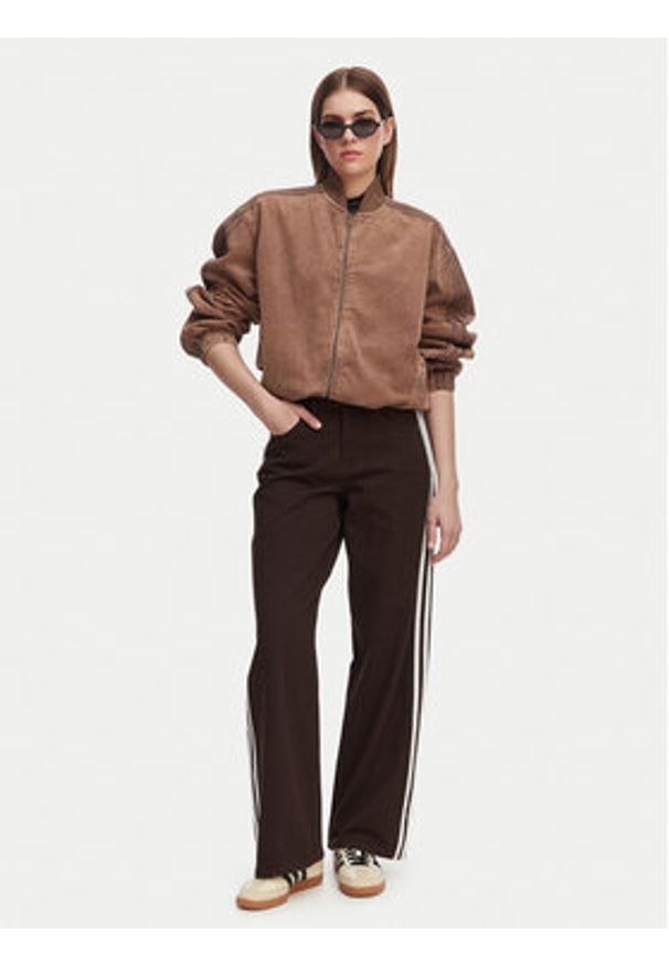 Adidas - adidas Jeansy Firebird KD2934 Brązowy Loose Fit. Kolor: brązowy