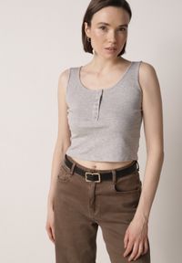 Born2be - Szary Prążkowany Top na Szerokich Ramiączkach z Bawełny Zdobiony Guzikami Bernella. Okazja: na spacer. Kolor: szary. Materiał: prążkowany, bawełna. Długość rękawa: na ramiączkach. Wzór: aplikacja. Sezon: zima, lato. Styl: elegancki #1