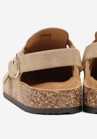 Renee - Ciemnobeżowe Sandały Typu Chodaki z Klamrami Silvermore. Okazja: na co dzień. Zapięcie: klamry. Kolor: beżowy. Materiał: skóra, jeans. Styl: casual, street #4