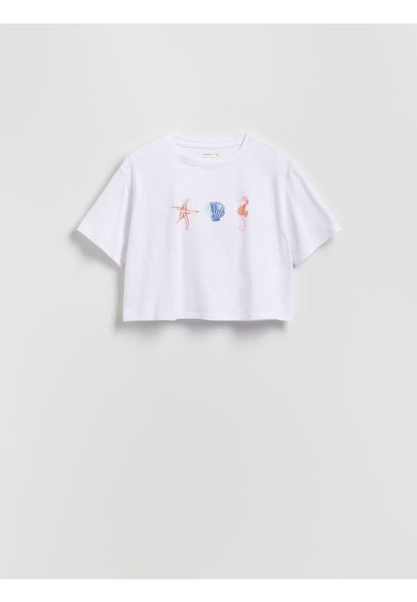 Reserved - Krótki t-shirt z nadrukiem - biały. Kolor: biały. Materiał: bawełna, dzianina. Długość: krótkie. Wzór: nadruk