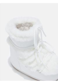 Moon Boot ICON LOW FAUX-FUR BOOTS Śniegowce damskie. Okazja: na spacer. Wysokość cholewki: przed kostkę. Kolor: biały. Materiał: syntetyk, materiał, futro. Szerokość cholewki: normalna. Sezon: zima. Styl: elegancki #3