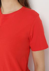 Born2be - Czerwony Bawełniany T-shirt o Klasycznym Kroju z Okrągłym Dekoltem Ethelina. Kolor: czerwony. Materiał: bawełna. Styl: klasyczny