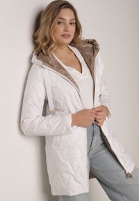 Born2be - Biała Pikowana Kurtka Przejściowa Parka z Kapturem o Długim Kroju z Ozdobą Isaline. Okazja: na co dzień. Typ kołnierza: kaptur. Kolor: biały. Materiał: poliester, dresówka. Długość: długie. Wzór: aplikacja. Styl: casual, klasyczny #8