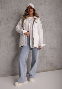 Renee - Biała Długa Kamizelka Pikowana z Nieodpinanym Kapturem Ozdobiona Naszywką Kasseda. Okazja: na co dzień. Kolor: biały. Materiał: poliester, jeans. Długość: długie. Wzór: aplikacja. Styl: casual #7