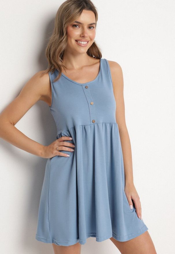 Born2be - Jasnoniebieska Sukienka o Rozkloszowanym Kroju na Szerokich Ramiączkach z Guzikami Jenovira. Okazja: na co dzień. Kolor: niebieski. Długość rękawa: na ramiączkach. Styl: casual