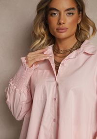 Renee - Jasnoróżowa Koszula z Bawełny Ozdobiona Falbankami i Marszczeniami Liorale. Okazja: na co dzień. Typ kołnierza: kołnierz z falbankami. Kolor: różowy. Materiał: bawełna. Wzór: aplikacja. Styl: elegancki, casual