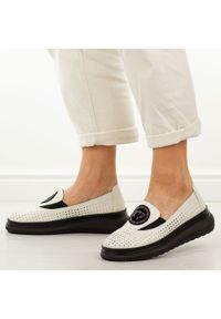 Białe skórzane ażurowe półbuty damskie Vinceza 95388. Okazja: na co dzień. Nosek buta: okrągły. Zapięcie: bez zapięcia. Kolor: biały. Szerokość cholewki: normalna. Wzór: ażurowy. Materiał: skóra. Sezon: wiosna, lato. Styl: casual, elegancki, klasyczny #1