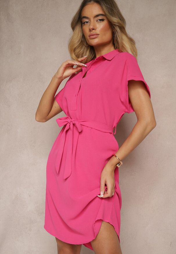 Renee - Fuksjowa Sukienka Koszulowa Wiązana w Pasie z Krótkimi Rękawami Wellwood. Kolekcja: plus size. Kolor: różowy. Materiał: tkanina. Długość rękawa: krótki rękaw. Wzór: gładki. Sezon: lato, wiosna. Typ sukienki: koszulowe. Długość: midi