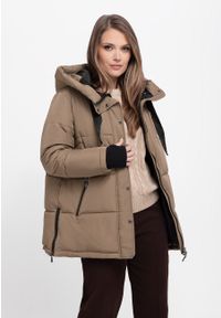 Volcano - Zimowa kurtka z kapturem J-BLIS. Typ kołnierza: kaptur. Kolor: beżowy. Materiał: materiał. Długość: długie. Wzór: napisy. Sezon: zima #1