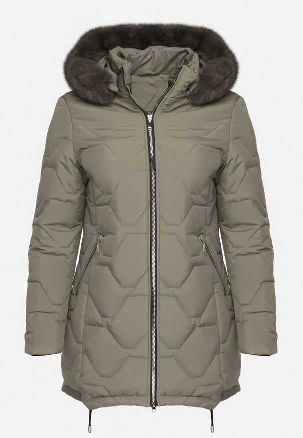 Born2be - Zielona Klasyczna Kurtka z Pikowanymi Przeszyciami i Kapturem z Futerkiem Raffisa. Okazja: na co dzień. Kolekcja: plus size. Kolor: zielony. Materiał: futro. Styl: klasyczny