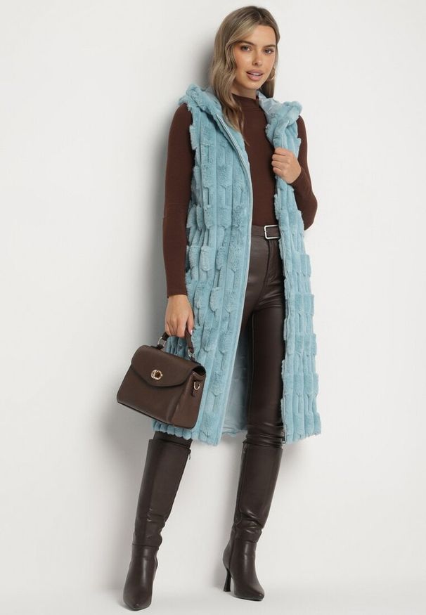 Born2be - Jasnoniebieska Kamizelka Futrzana o Długim Fasonie z Nieodpinanym Kapturem Violisa. Okazja: na co dzień. Kolor: niebieski. Materiał: futro. Długość: długie. Wzór: aplikacja. Sezon: zima. Styl: casual, sportowy