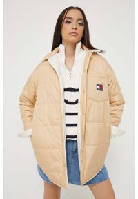 Tommy Jeans kurtka dwustronna damska kolor beżowy przejściowa oversize. Kolor: beżowy. Materiał: poliester #1