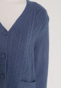 Born2be - Niebieski Kardigan z Bawełną Zdobiony Warkoczowym Splotem i Kieszeniami Mevesava. Okazja: na co dzień. Typ kołnierza: dekolt w serek. Kolor: niebieski. Materiał: bawełna. Wzór: aplikacja, ze splotem. Sezon: zima, jesień. Styl: casual, klasyczny #2