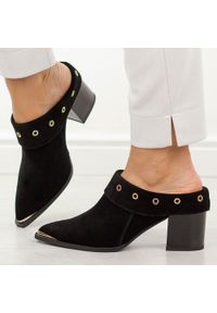 Czarne skórzane klapki damskie na obcasie mule DiA 3059. Okazja: na co dzień. Kolor: czarny. Materiał: skóra, zamsz. Sezon: wiosna, lato, jesień. Obcas: na obcasie. Styl: casual, elegancki. Wysokość obcasa: średni #1