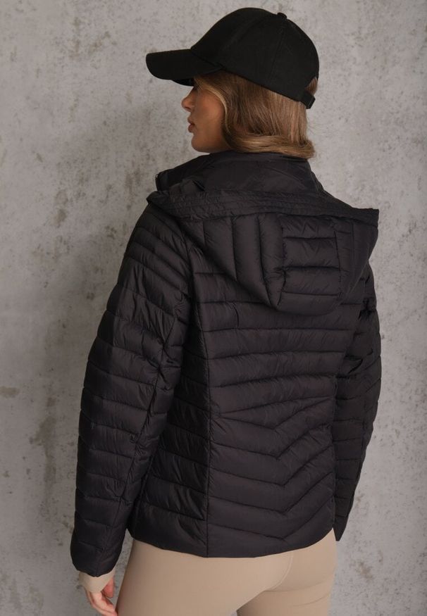 Renee - Czarna Przejściowa Kurtka Pikowana z Kapturem z Możliwością Odpięcia Pretiga. Okazja: na spacer. Typ kołnierza: kaptur. Kolor: czarny. Materiał: jeans, nylon