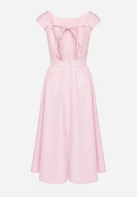 Born2be - Różowa Sukienka o Rozkloszowanym Kroju z Wiązaniem i Dekoltem w Łódkę Aladriela. Okazja: na co dzień. Typ kołnierza: dekolt w łódkę. Kolor: różowy. Długość rękawa: krótki rękaw. Sezon: wiosna, lato. Styl: casual, klasyczny #5