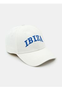 Sinsay - Czapka z daszkiem z haftowanym napisem Ibiza - biały. Kolor: biały. Wzór: napisy, haft #1