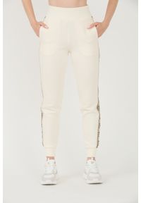 Guess - GUESS Beżowe damskie spodnie dresowe Britney Jogger, Rozmiar XL. Kolor: beżowy. Materiał: dresówka #5