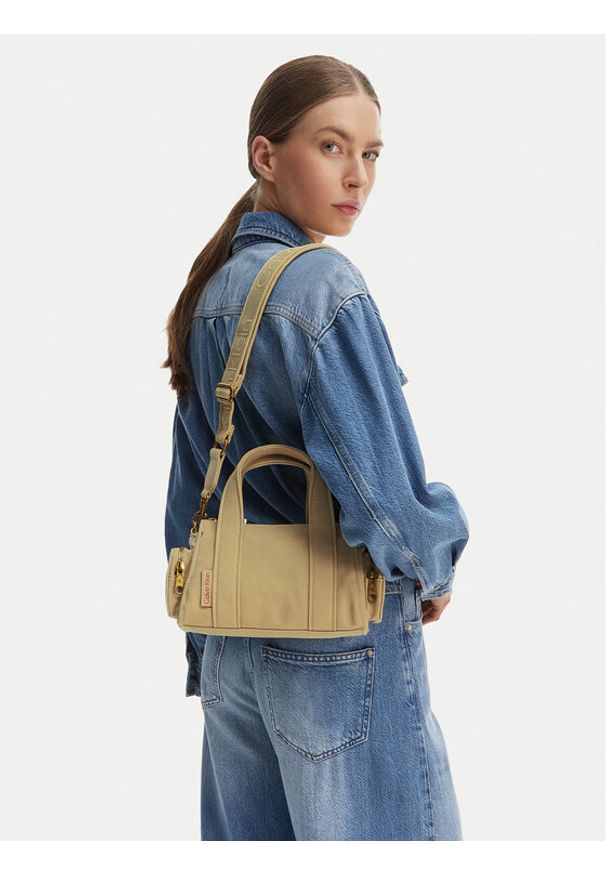 Calvin Klein Torebka Webbing Strap Canvas Pocket Bag LV04F3464G Beżowy. Kolor: beżowy
