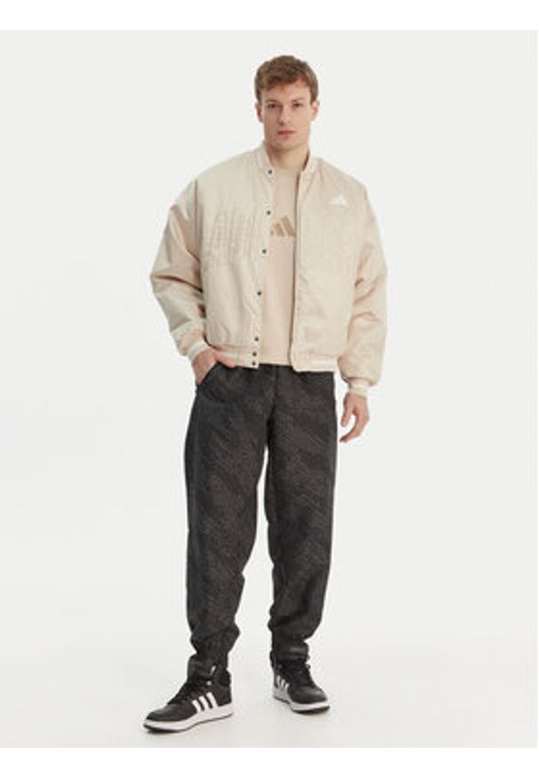 Adidas - adidas Kurtka bomber Stadium KE6211 Beżowy Loose Fit. Kolor: beżowy. Materiał: syntetyk