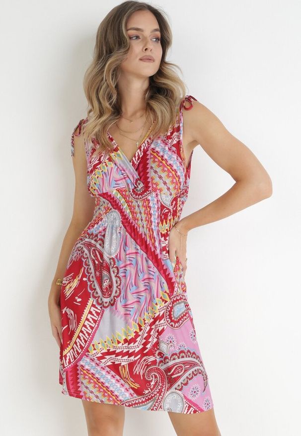 Born2be - Czerwona Wzorzysta Sukienka Mini z Gumkami w Pasie i Kopertowym Dekoltem Forro. Kolor: czerwony. Typ sukienki: kopertowe. Długość: mini