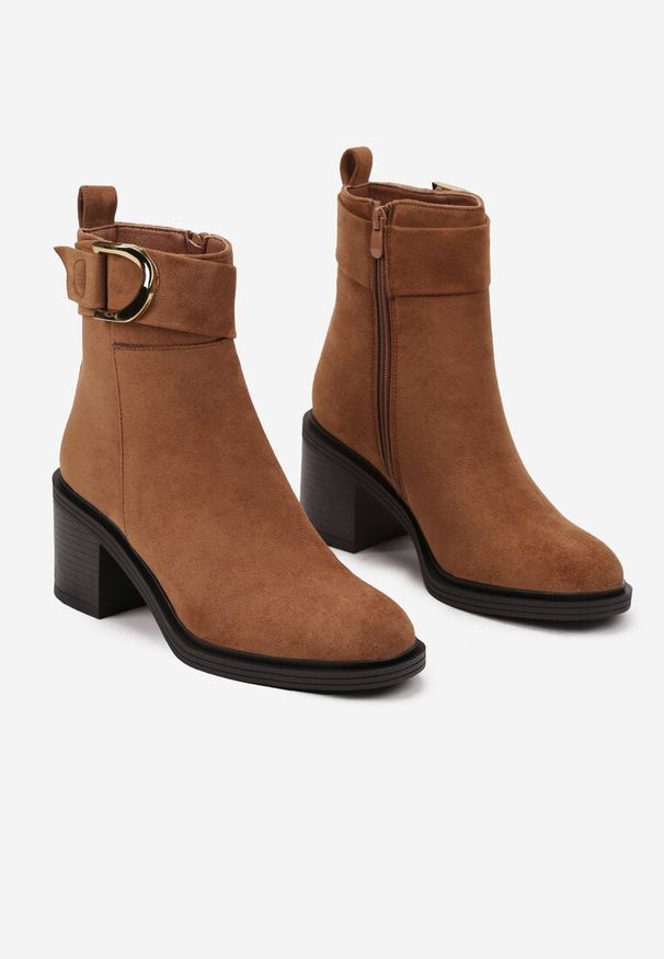 Renee - Brązowe Botki Sztyblety na Słupku z Ozdobnym Paskiem i Klamrą Irissara. Zapięcie: klamry. Kolor: brązowy. Materiał: jeans, skóra. Wzór: aplikacja. Obcas: na słupku