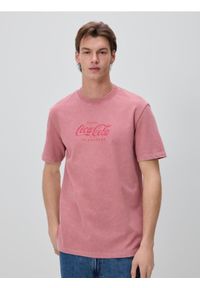 Reserved - T-shirt z nadrukiem Coca-Cola - brudny róż. Kolor: różowy. Materiał: dzianina. Wzór: nadruk #1
