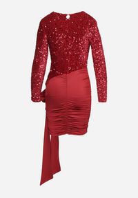 Born2be - Bordowa Sukienka z Usztywnionymi Ramionami Cekinami Kokardką i Satynowym Dołem Vamiera. Okazja: na co dzień. Typ kołnierza: kokarda. Kolor: czerwony. Materiał: satyna. Długość rękawa: długi rękaw. Typ sukienki: dopasowane. Styl: klasyczny, casual #3