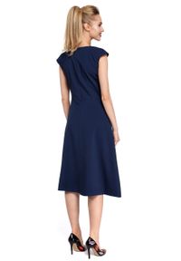 Sukienki.shop - Elegancka sukienka trapezowa z kontrafałdą wizytowa granatowa. Okazja: na wesele, na ślub cywilny, na imprezę, na komunię. Kolor: niebieski. Materiał: materiał, elastan, jeans. Długość rękawa: krótki rękaw. Wzór: gładki. Typ sukienki: trapezowe. Styl: wizytowy, elegancki