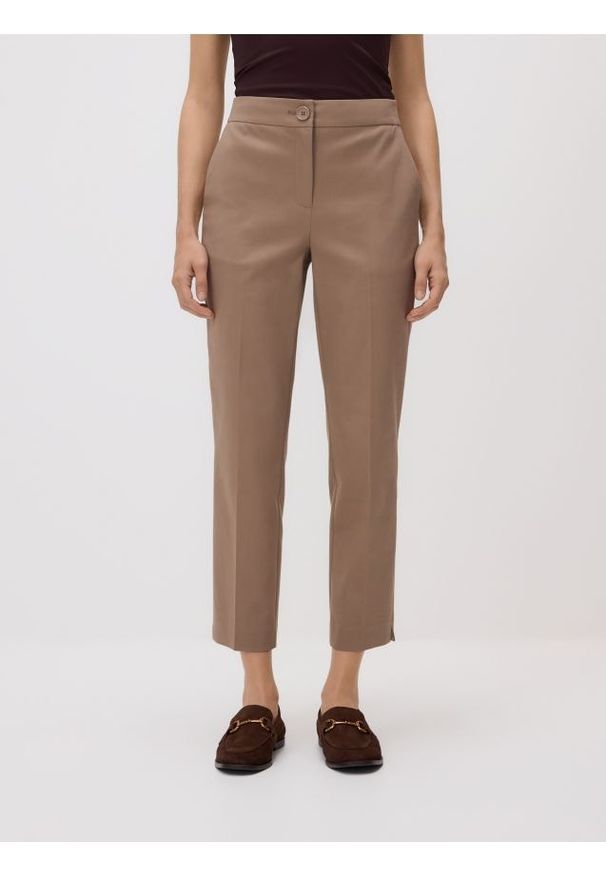 Reserved - Spodnie w kant z bawełną - brązowy. Kolor: brązowy. Materiał: bawełna