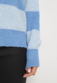 Born2be - Niebieski Sweter w Pasy z Wełną Zakończony Ściągaczem Tiaelle. Okazja: na co dzień, na spotkanie biznesowe. Kolor: niebieski. Materiał: wełna. Styl: biznesowy, klasyczny, casual #5