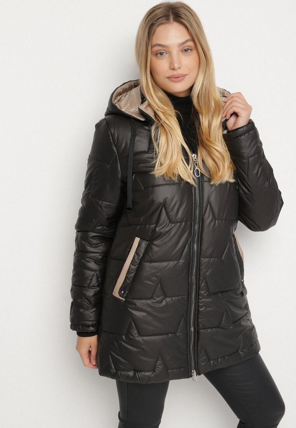 Born2be - Czarna Pikowana Kurtka o Prostym Kroju z Kapturem Nileria. Okazja: na spotkanie biznesowe, do pracy, na co dzień. Typ kołnierza: kaptur. Kolekcja: plus size. Kolor: czarny. Materiał: poliester, dzianina, jeans. Styl: biznesowy, casual
