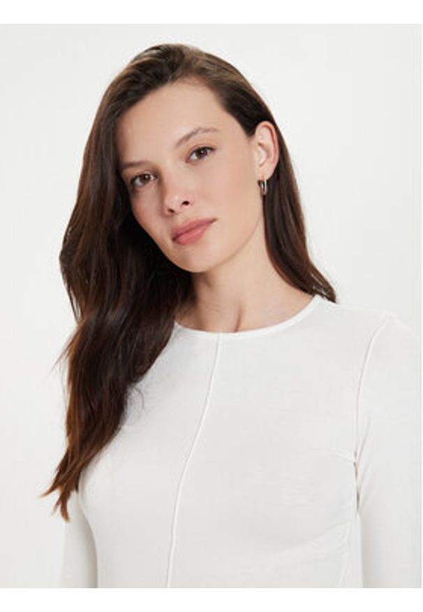 Gina Tricot Bluzka 21324 Biały Slim Fit. Kolor: biały. Materiał: wiskoza