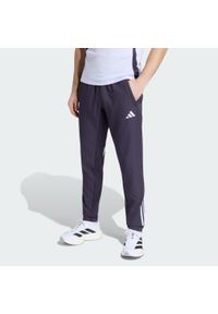 Adidas - Spodnie reprezentacyjne Manchester United Tiro 25 Competition. Kolor: fioletowy, wielokolorowy, czarny. Materiał: dresówka. Sport: piłka nożna #1