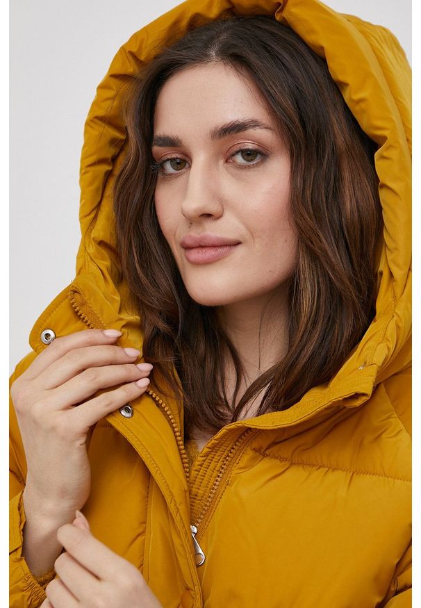 Vero Moda Kurtka kolor żółty zimowa oversize. Typ kołnierza: kaptur. Kolor: żółty. Materiał: poliester. Sezon: zima