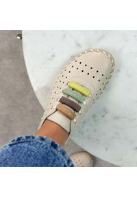 Beżowe ażurowe skórzane półbuty damskie Filippo Dp7693/26. Okazja: na co dzień. Nosek buta: okrągły. Zapięcie: bez zapięcia. Kolor: beżowy. Szerokość cholewki: normalna. Wzór: ażurowy. Materiał: skóra. Sezon: wiosna, lato. Styl: elegancki, klasyczny, casual #1