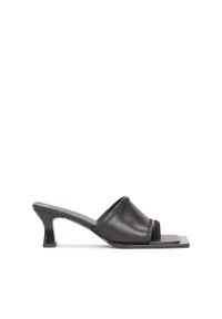 Kazar - Skórzane klapki na niskim obcasie. Kolor: czarny. Materiał: skóra. Obcas: na obcasie. Styl: klasyczny. Wysokość obcasa: niski #1