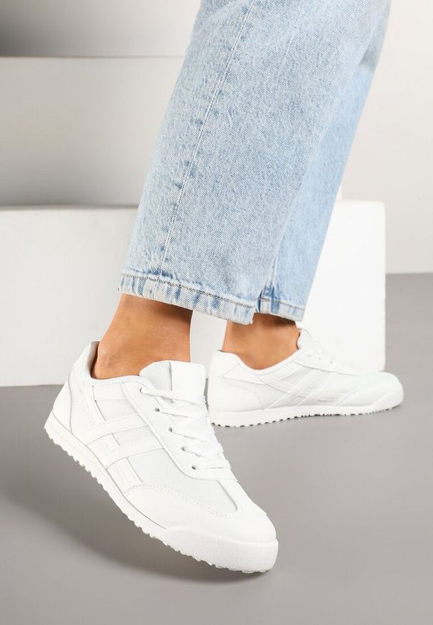 Renee - Białe Sneakersy na Płaskiej Podeszwie z Geometrycznym Wzorem Rivmi. Okazja: na co dzień, do pracy. Zapięcie: sznurówki. Kolor: biały. Materiał: jeans. Wzór: geometria. Obcas: na płaskiej podeszwie