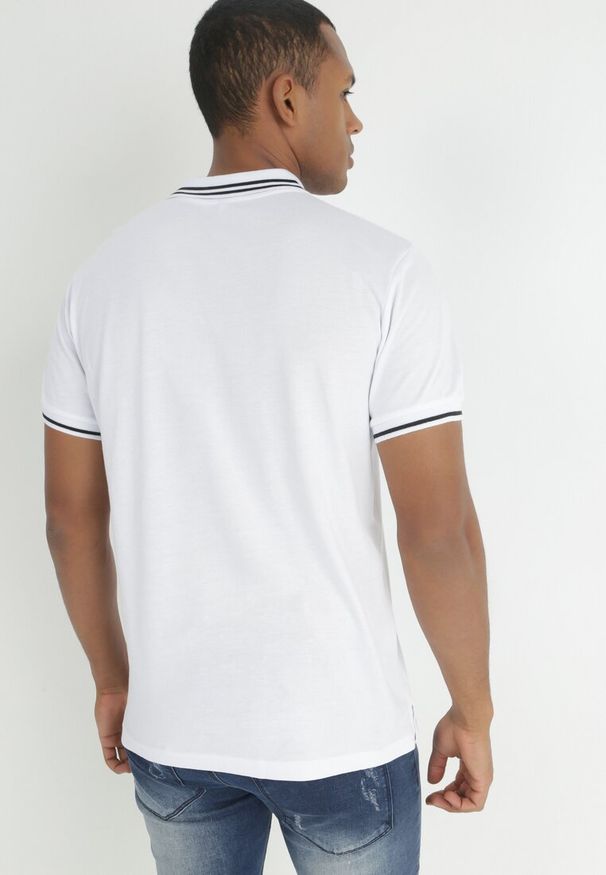 Born2be - Biała Koszulka z Krótkim Rękawem i Okrągłym Dekoltem Agrip. Okazja: na co dzień. Kolor: biały. Materiał: dzianina. Długość rękawa: krótki rękaw. Długość: krótkie. Wzór: gładki. Styl: casual, klasyczny