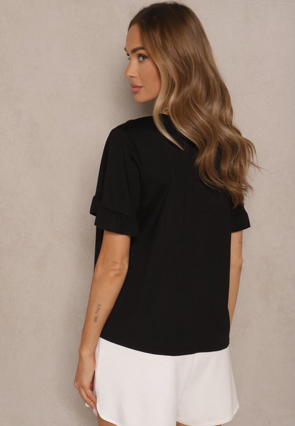 Renee - Czarna Bluzka z Wiskozą z Falbankami i Dekoltem w Kształcie Litery V Alivaya. Okazja: na co dzień. Typ kołnierza: dekolt w kształcie V, kołnierz z falbankami. Kolor: czarny. Materiał: wiskoza. Styl: casual