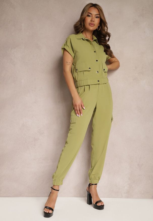 Renee - Ciemnozielony 2-częściowy Komplet z Bluzką i Spodniami Ezrala. Kolor: zielony. Wzór: aplikacja